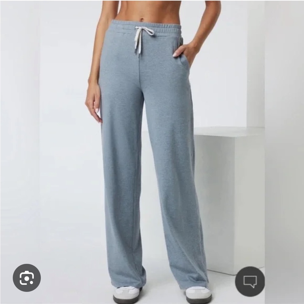 Vuori Halo Essential Wide Leg pants. Small. Blue/Grey
